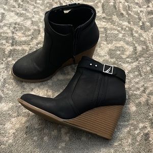 Black boot wedges